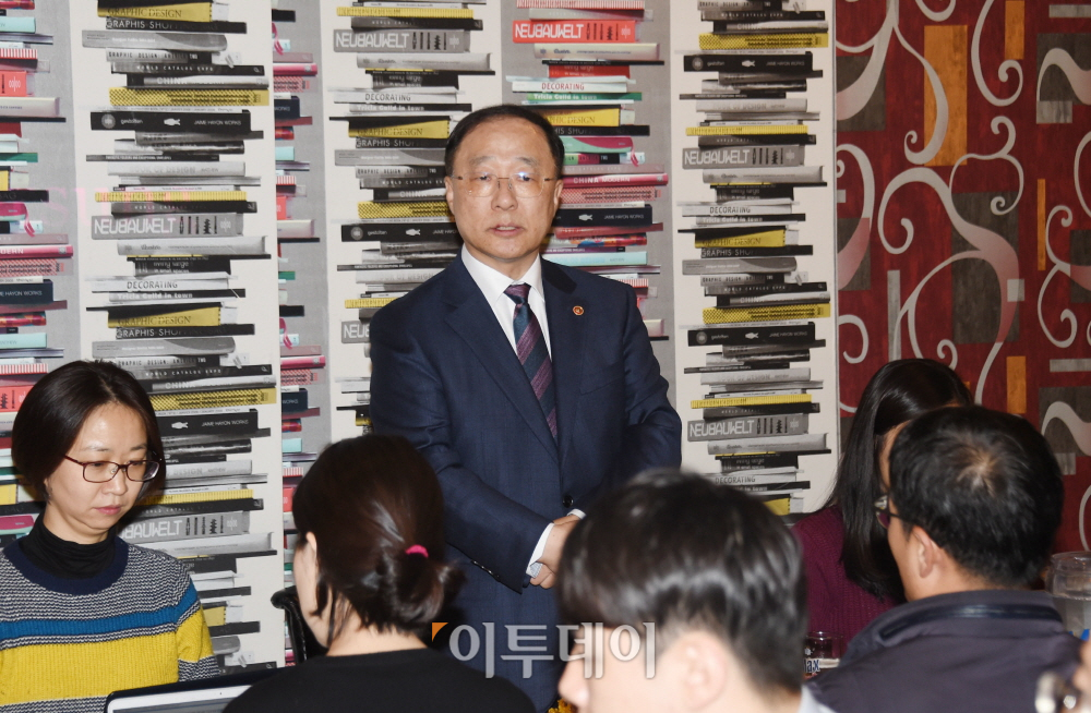 ▲홍남기 경제부총리 겸 기획재정부 장관 후보자가 9일 정부서울청사 인근 식당에서 기자간담회를 하고 있다.(기획재정부)