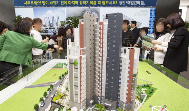 ▲‘광안 에일린의 뜰’ 견본주택을 찾은 방문객들이 내부를 둘러보고 있다(사진=아이에스동서)