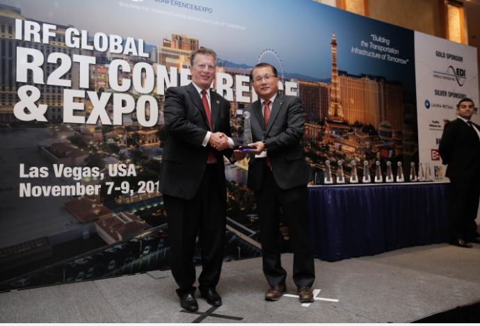 ▲김희철 대우건설 토목사업본부 상무(오른쪽)가 국제도로연맹으로부터 세계도로 업적상(GRAA) 환경관리부문 본상을 수상한 뒤 악수를 나누고 있다.(사진출처=대우건설)