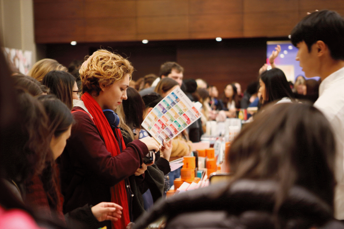 ▲한국 화장품에 대한 설명을 듣고 있는 캐나다인.(사진제공=한국관광공사)