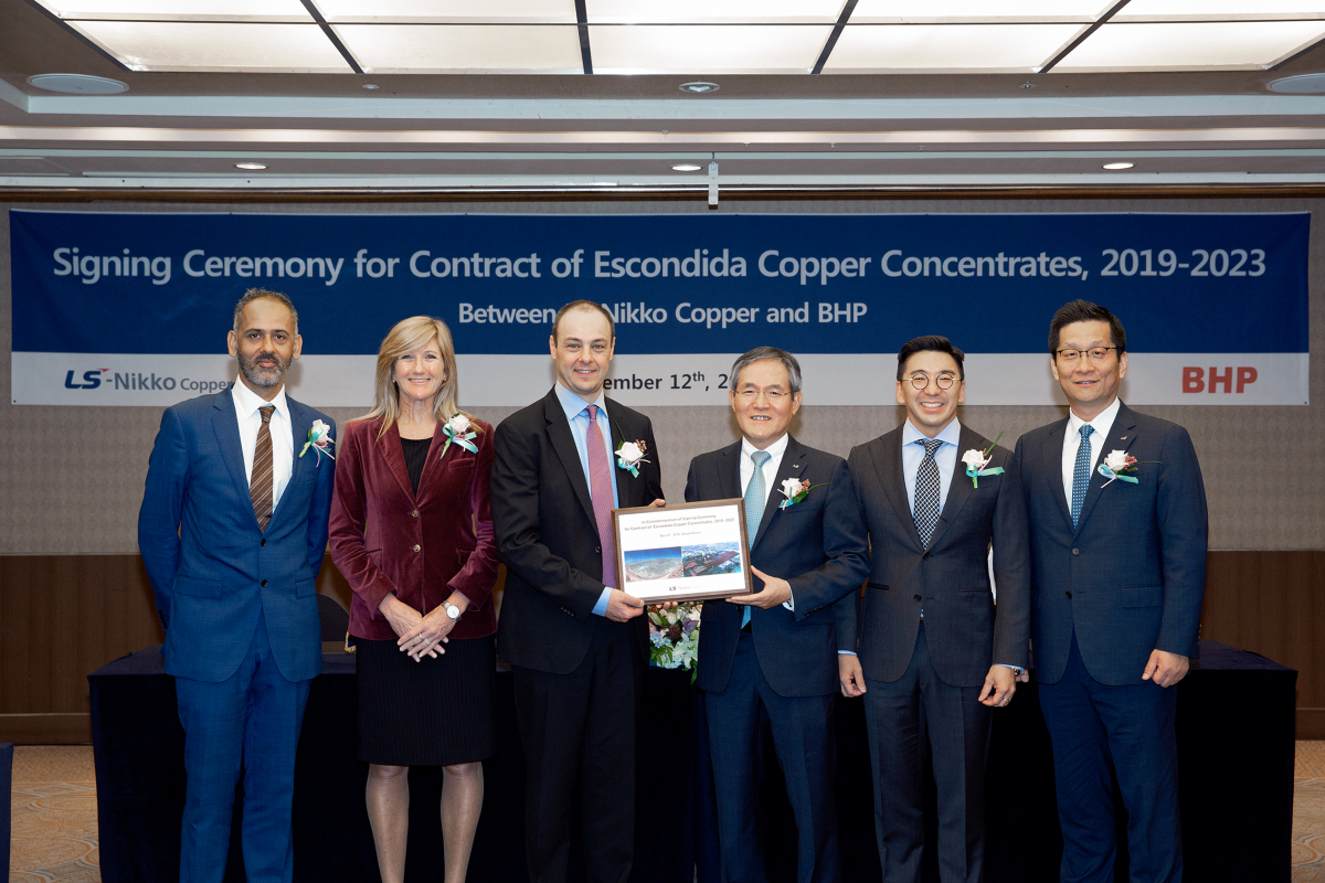 ▲LS니꼬동제련이 BHP와 초대형 규모의 동정광 거래계약을 체결했다. 왼쪽 두 번째부터 BHP 비키 빈스 부사장, 다니엘 말척 사장, LS니꼬동제련 도석구 사장, 구본혁 부사장 (사진제공 LS니꼬동제련)