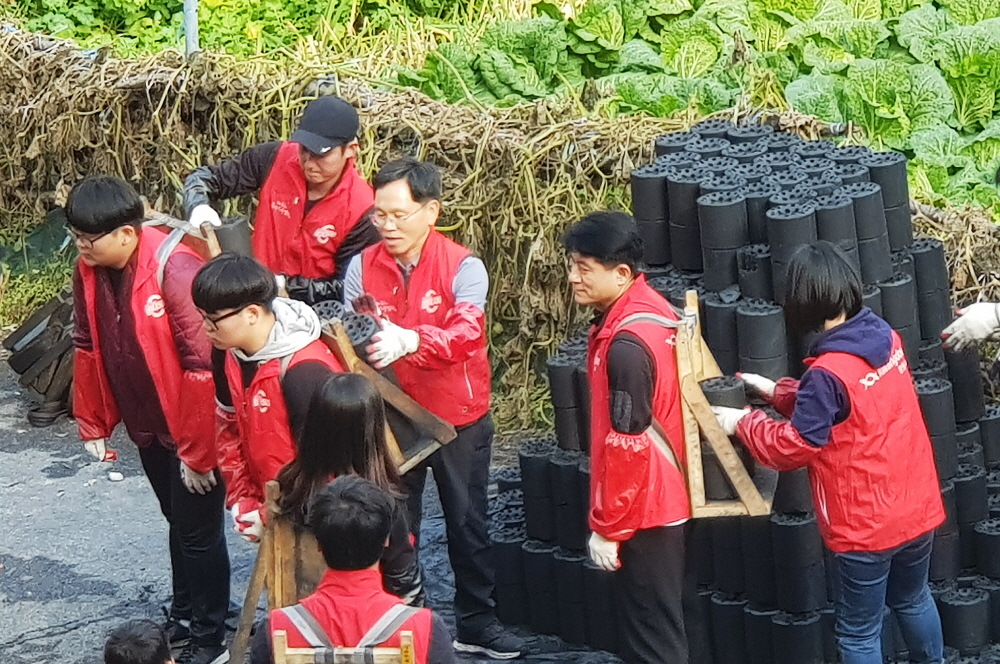 ▲광동제약 임직원들이 지난 10일 서울 노원구 백사마을을 찾아 연탄 나눔 봉사활동을 진행하고 있다.(사진제공=광동제약)
