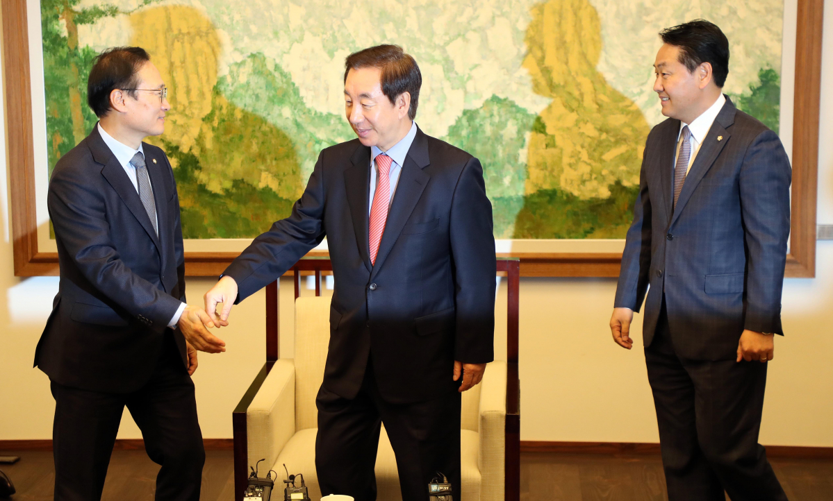 ▲12일 오전 국회에서 열린 국회의장 주재 교섭단체 원내대표 회동에서 더불어민주당 홍영표 원내대표(왼쪽)와 자유한국당 김성태 원내대표가 악수하고 있다. 오른쪽은 바른미래당 김관영 원내대표.(연합뉴스)