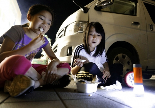 ▲일본 홋카이도 아쓰마 인근 한 대피소에서 9월 6일(현지시간) 강진 발생 후 아이들이 컵에 담긴 밥을 나눠 먹고 있다. 아쓰마/AP뉴시스
