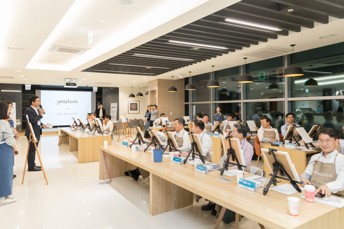 ▲하나금융그룹 임원들이 디지털 전환 문화 확산을 위해 플레이폼 행사를 체험하고 있다. 사진제공=하나금융그룹