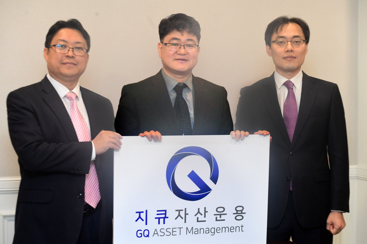 ▲(왼쪽부터) 이병국 지큐자산운용 전략개발팀장, 김택근(가운데) 지큐자산운용 대표, 이상준 신탁재산운용팀장이 서울 영등포구 사무실에서 이투데이와 인터뷰에 앞서 포즈를 취하고 있다. 이들은 ‘퀀트로 성공한 헤지펀드’를 구현하는 것이 최종 목표라고 말했다. 고이란 기자 photoeran@