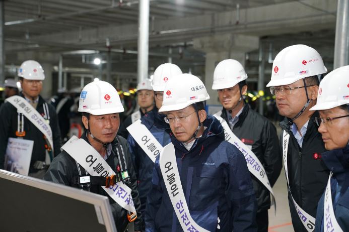 ▲하석주 대표이사가(앞줄 왼쪽에서 두 번째) 현장소장에게 현장 브리핑을 듣고 있다.(사진출처=롯데건설)