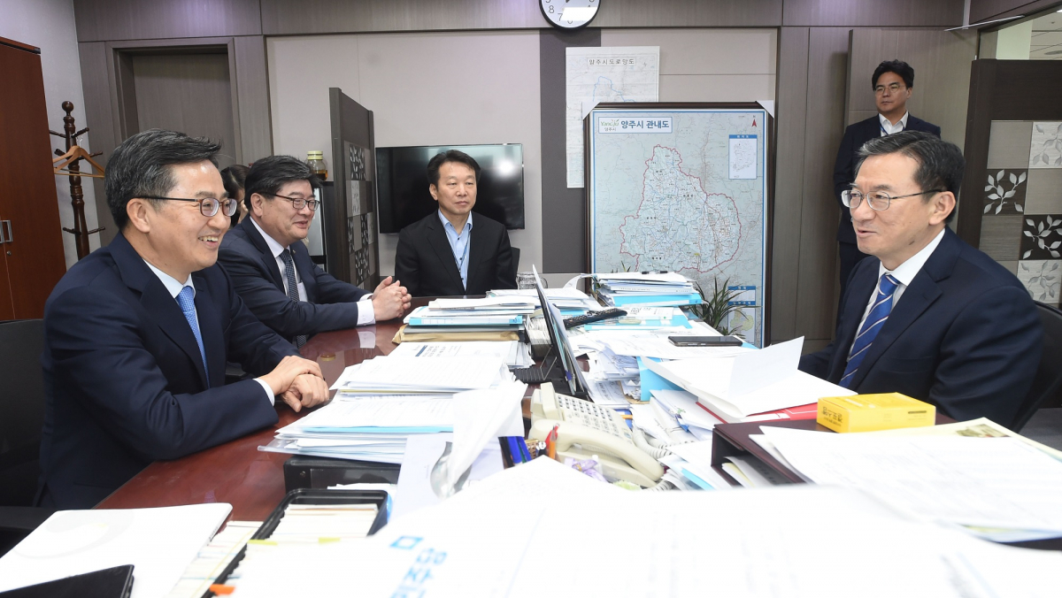 ▲김동연 경제부총리 겸 기획재정부 장관(왼쪽)이 13일 국회 기획재정위원장실을 찾아 정성호 기재위원장과 면담하고 있다.(제공=기획재정부)