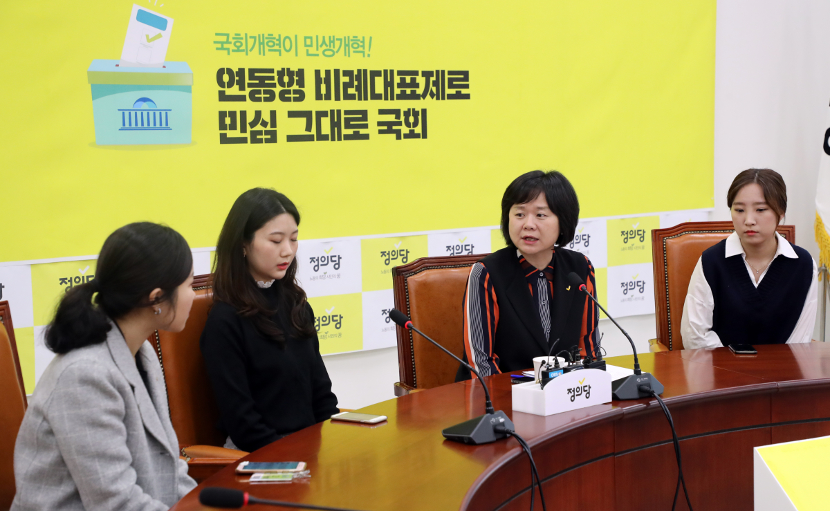 ▲정의당 이정미 대표가 13일 국회에서 음주운전 사고로 사망한 고 윤창호 군의 친구들과 면담하며 위로의 말을 전하고 있다. (연합뉴스)