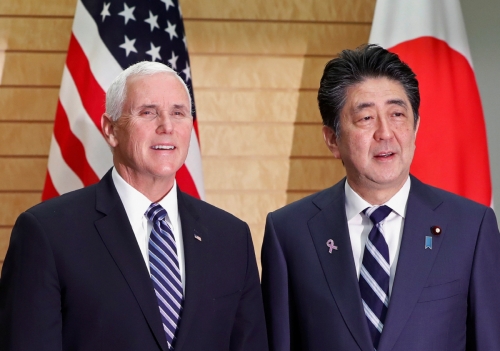 ▲마이크 펜스(왼쪽) 미국 부통령과 아베 신조 일본 총리가 13일(현지시간) 도쿄에서 회담을 갖고 포즈를 취하고 있다. 도쿄/로이터연합뉴스
