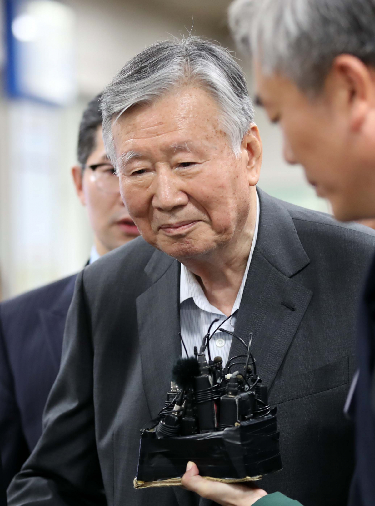 ▲수천억 원대 횡령·배임 및 임대주택 비리 혐의 등으로 재판에 넘겨진 이중근 부영그룹 회장이 13일 오후 서울 서초구 서울중앙지법에서 열린 선고공판을 마치고 법정을 나오고 있다. (뉴시스)