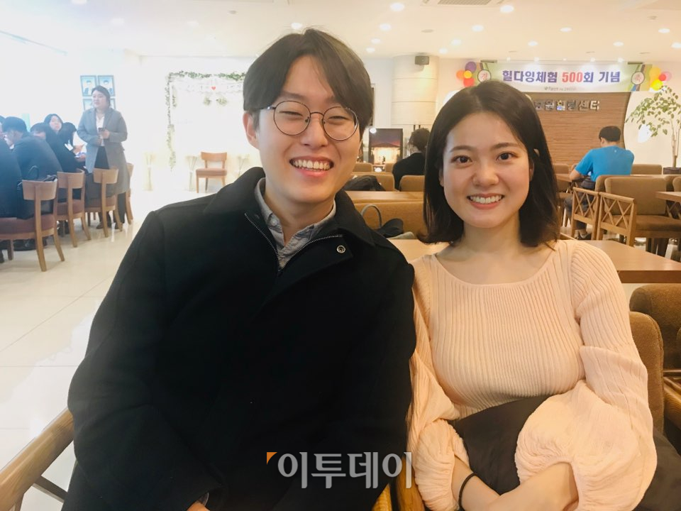 ▲20대 커플 체험자를 비롯해 이날 임종체험을 위해 효원힐링센터를 방문한 사람들은 20대, 30대 방문객들이 대부분이었다. (나경연 기자 contest@)