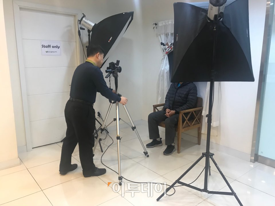 ▲임종체험을 위해 체험 신청자들은 체험장에 마련된 간이 사진관에서 영정사진 촬영에 임했다. (나경연 기자 contest@)