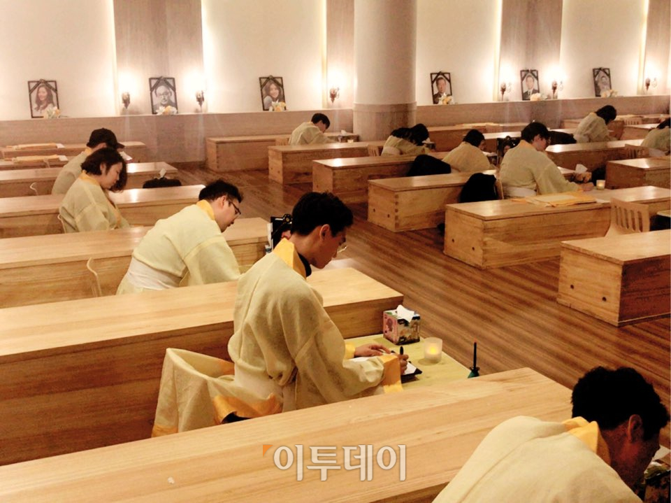▲임종체험 신청자들은 모두 수의를 입고 엄숙한 분위기 속에서 유언을 작성하는 시간을 가졌다. (나경연 기자 contest@)