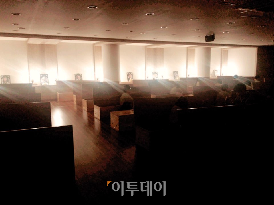 ▲공간의 모든 불이 꺼지고 체험자들이 관 속으로 들어가는 입관 체험이 진행됐다. (나경연 기자 contest@)