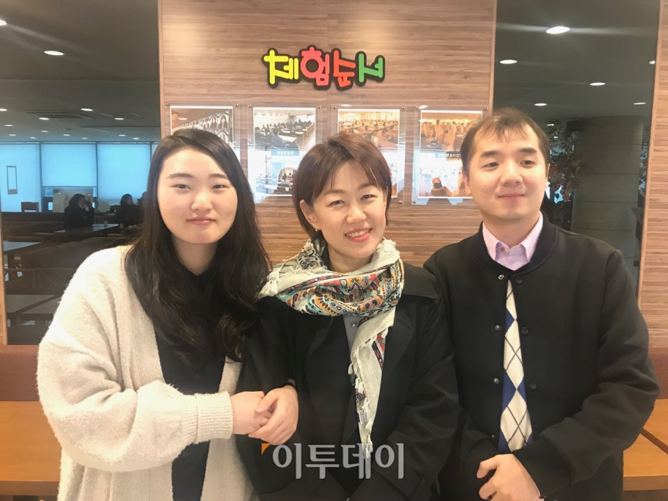 ▲김해의 한 중독 전문 병원에서 근무하는 이모(38) 씨는 팀원들과 함께 임종체험을 신청해, 김해에서 서울까지 올라왔다. (나경연 기자 contest@)