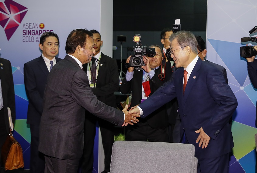 ▲아세안(ASEAN) 관련 회의 참석을 위해 싱가포르를 방문 중인 문재인 대통령이 14일 오전 싱가포르 선텍 컨벤션센터 회담장에서 하사날 볼키아 브루나이 국왕을 만나 악수하고 있다.(싱가포르/연합뉴스)