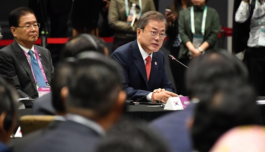 ▲문재인 대통령이 14일 오전(현지시간) 싱가포르 선텍(SUNTEC) 컨벤션센터에서 열린 제20차 한·아세안 정상회의에서 기조 연설을 하고 있다.(싱가포르/연합뉴스)