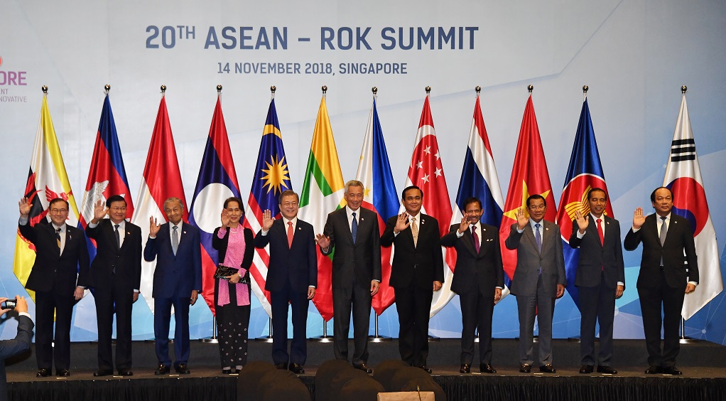 ▲문재인 대통령이 14일 오전(현지시간) 싱가포르 선텍(SUNTEC) 컨벤션센터에서 열린 제20차 한·아세안 정상회의에 참석해 기념 촬영을 하고 있다. (왼쪽부터) 테오도로 록신 필리핀 외무장관, 통룬 시술릿 라오스 총리, 마하티르 모하맛 말레이시아 총리, 아웅산 수치 미얀마 국가자문역, 문 대통령, 리셴룽 싱가포르 총리, 쁘라윳 짠-오차 태국 총리, 하사날 볼키아 브루나이 국왕, 훈 센 캄보디아 총리, 조코 위도도 인도네시아 대통령, 응우옌 쑤언 푹 베트남 총리.(싱가포르/연합뉴스)