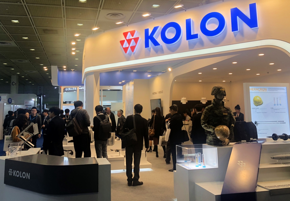 ▲코오롱그룹 복합소재센터가 14일부터 16일까지 코엑스에서 열리는 아시아 최대 복합소재 전시회 ‘JEC ASIA 2018’에 참가한 가운데 관람객들이 부스를 둘러보고 있다.(사진 제공=코오롱)