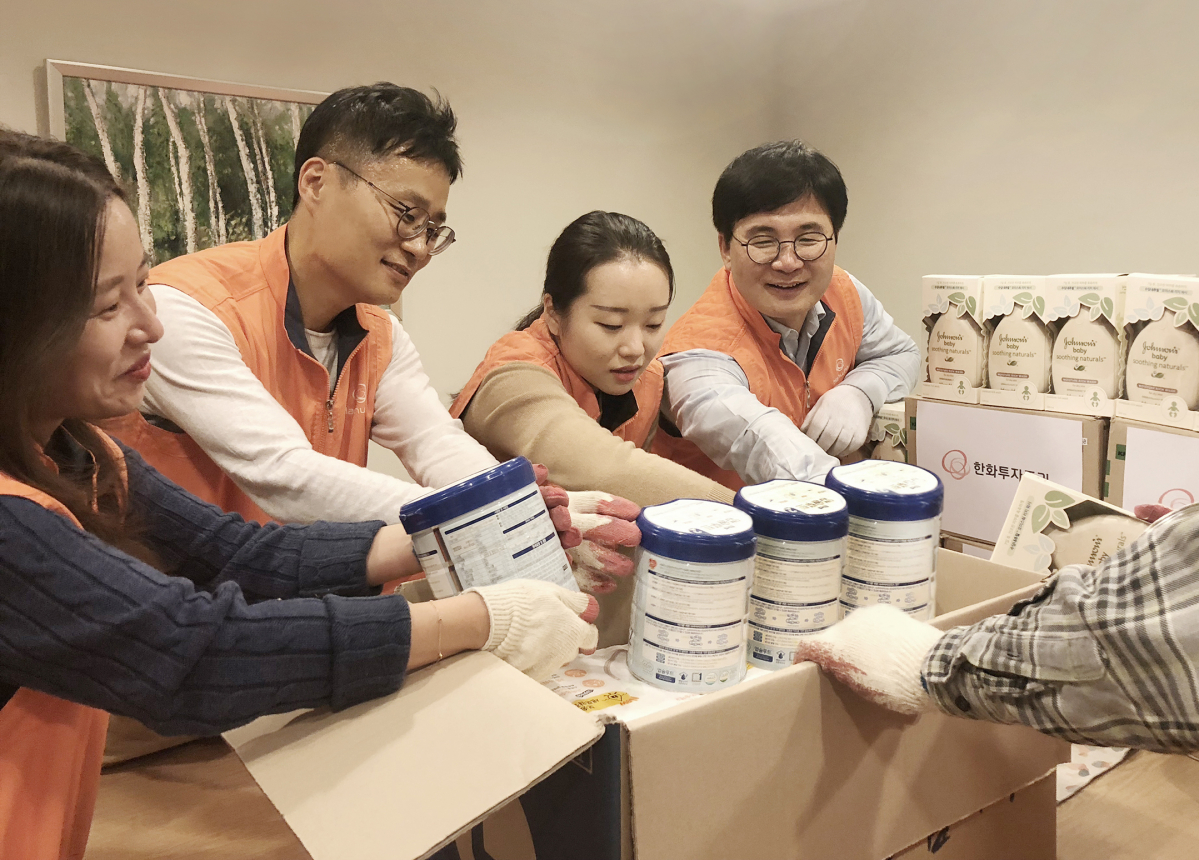 ▲한화투자증권 임직원들이 영유아들에게 필요한 물품을 준비하고 있다. (사진제공=한화투자증권)