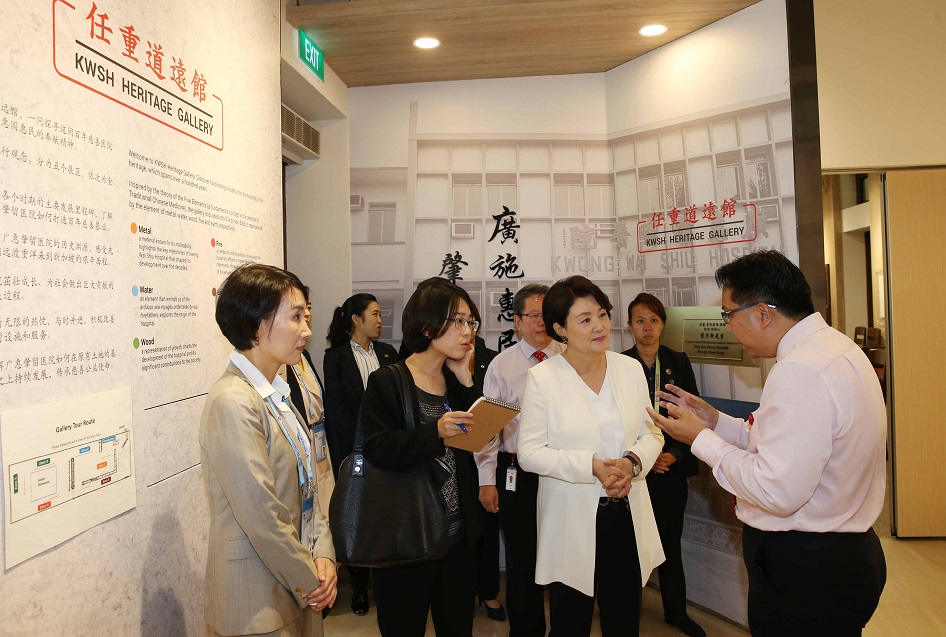 ▲문재인 대통령 부인 김정숙 여사가 14일(현지시간) 싱가포르 꽝와이시우 요양병원을 방문, 관계자로부터 병원 역사에 대한 설명을 듣고 있다.(싱가포르/연합뉴스)