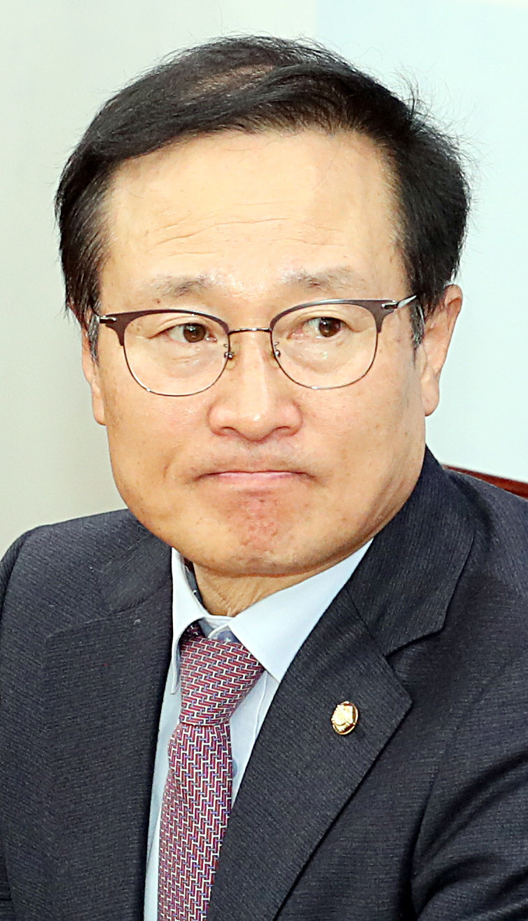 ▲13일 서울 여의도 국회에서 열린 민주당 원내대책회의에서 홍영표 원내대표가 모두발언을 하고 있다.                   뉴시스