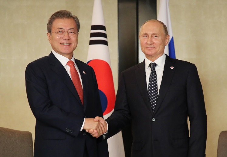 ▲지난해 11월 14일 아세안 정상회의에 참석중인 문재인 대통령과 블라디미르 푸틴 러시아 대통령이 싱가포르 샹그릴라 호텔에서 만나 악수하고 있다.(싱가포르/연합뉴스)