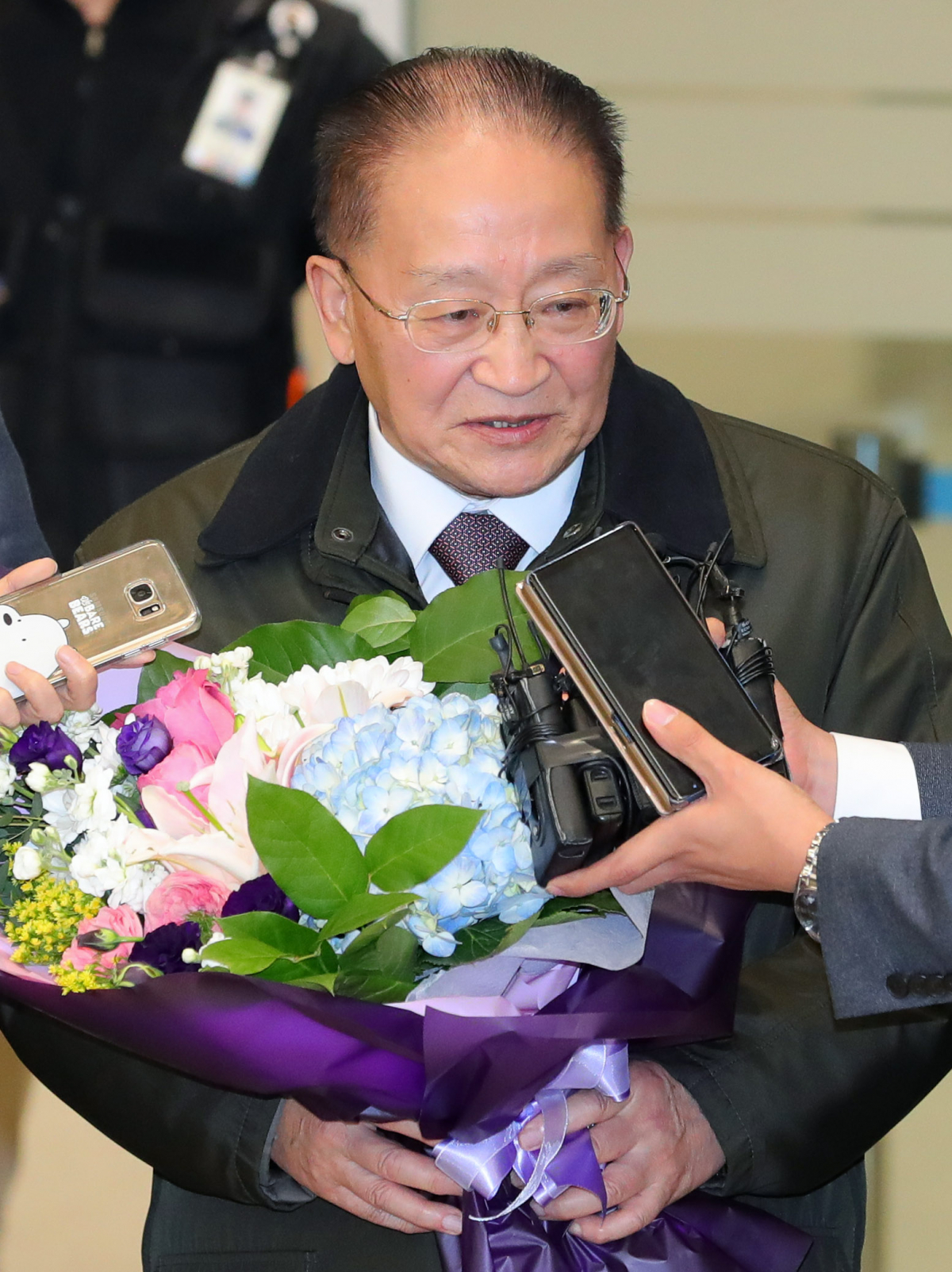 ▲리종혁 아시아태평양평화위원회 부위원장이 14일 오후 인천국제공항 제2터미널을 통해 방남, 취재진의 질문에 답하고 있다.(뉴시스)