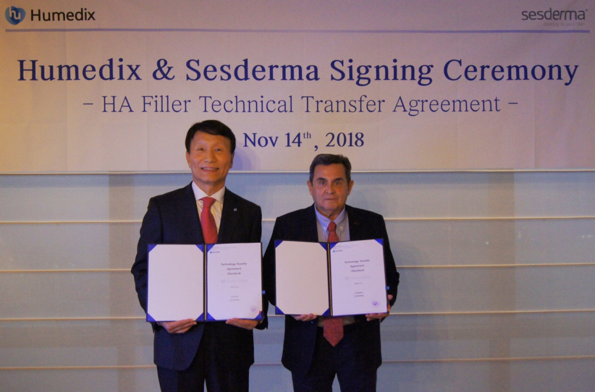 ▲지난 14일 홍콩에서 정구완 휴메딕스 사장(왼쪽)과 가브리엘 세라노 세스더마 회장이 히알루론산 필러 ‘엘라비에 프리미어’ 필러 생산 기술 이전 계약을 체결하고 기념사진을 촬영하고 있다.(사진제공=휴메딕스)