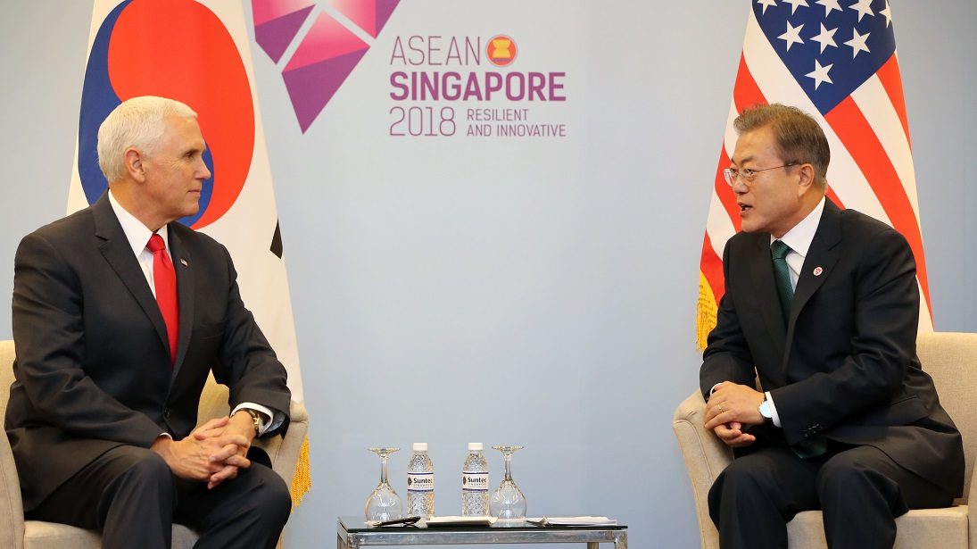 ▲아세안 정상회의 참석 중인 문재인 대통령과 마이크 펜스 미 부통령이 15일 오전(현지시간) 싱가포르 선텍(Suntec) 컨벤션 센터에서 만나 환담하고 있다.(싱가포르/연합뉴스)