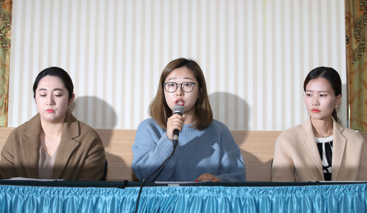 ▲컬링 전 여자 국가대표팀의 김영미(왼쪽부터), 김선영, 김은정이 15일 서울 송파구 올림픽파크텔에서 최근 불거진 논란과 관련한 기자회견을 하고 있다. (연합뉴스)