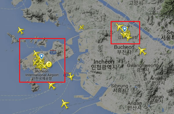 ▲항공정보 사이트 플라이트레이더 24에서 15일 오후 2시 인천공항(왼쪽 붉은색 상자)과 김포공항(오른쪽 붉은색 상자)에 항공기들이 모여 있다.(출처=플라이트레이더 24 캡처)