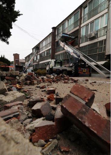 ▲작년 11월 지진 피해를 본 이재민들이 빌라에서 짐을 빼 이사하는 모습. (연합뉴스)