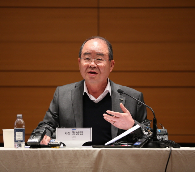 ▲정성립 대우조선해양 사장이 15일 서울 중구 대우조선해양에서 열린 CEO 기자간담회에서 질문에 답하고 있다. 사진제공 대우조선해양