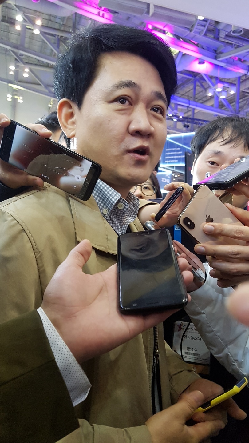 ▲방준혁 넷마블 의장이 기자들의 질문에 답변하고 있다. (조성준 기자 tiatio@)