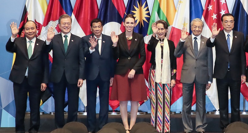 ▲문재인 대통령이 15일 오전(현지시간) 싱가포르 선텍(Suntec) 컨벤션 센터에서 열린 동아시아 정상회의에서 각국 정상들과 기념 촬영을 하고 있다. (왼쪽부터) 응우옌 쑤언 푹 베트남 총리, 문 대통령, 로드리고 두테르테 필리핀 대통령, 스콧 모리슨 호주 총리, 아웅산 수치 미얀마 국가자문역, 마하티르 모하맛 말레이사아 총리, 리커창 중국총리.(싱가포르/연합뉴스)
