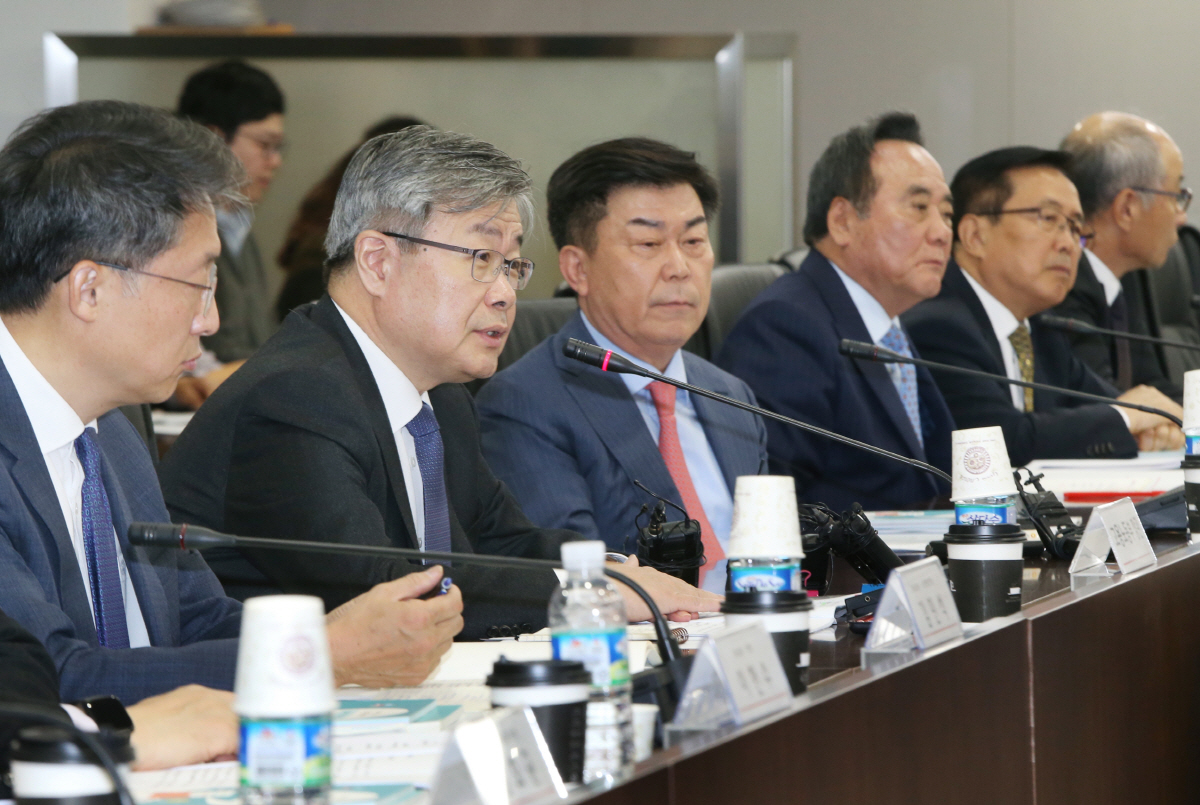 ▲이재갑 고용노동부 장관이 15일 서울 여의도 중소기업중앙회 이사회 회의실에서 열린 ‘고용노동부 장관 초청 중소기업인 간담회’에서 모두발언을 하고 있다.   사진제공 중기중앙회