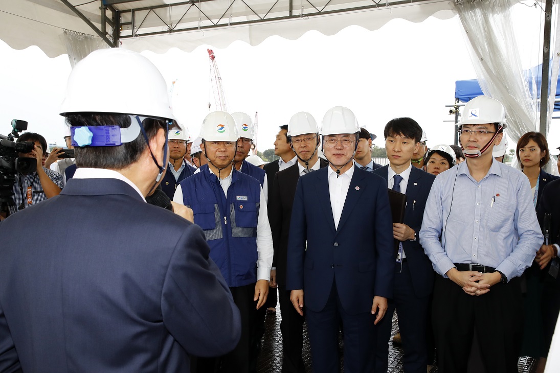 ▲문재인 대통령이 15일 오후 취임 이후 최초로 해외건설현장을 방문을 위해 다수의 우리 기업들이 참여하고 있는 싱가포르 지하철 공사현장을 방문해 GS건설 김덕배 상무로부터 설명을 듣고 있다. (싱가포르/연합뉴스)
