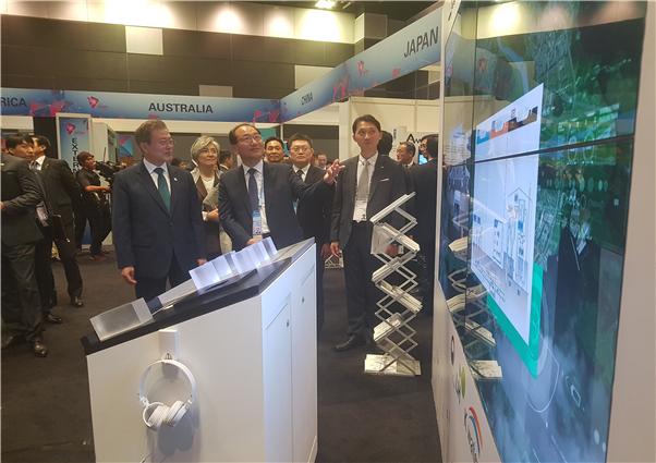 ▲15일 문재인 대통령이 싱가포르서 개최한 ‘아세안 스마트시티 전시회’을 방문해 한국 부스를 살피고 있다.(자료=국토교통부)