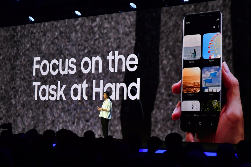 ▲이달 7일(현지시간) 미국 샌프란시스코에서 열린 삼성 개발자 컨퍼런스 2018(SDC 2018) 행사에서 삼성전자 이지원 UX 디자이너가 삼성의 새로운 ‘원(One) UI’를 소개하고 있다. (사진제공 삼성전자)