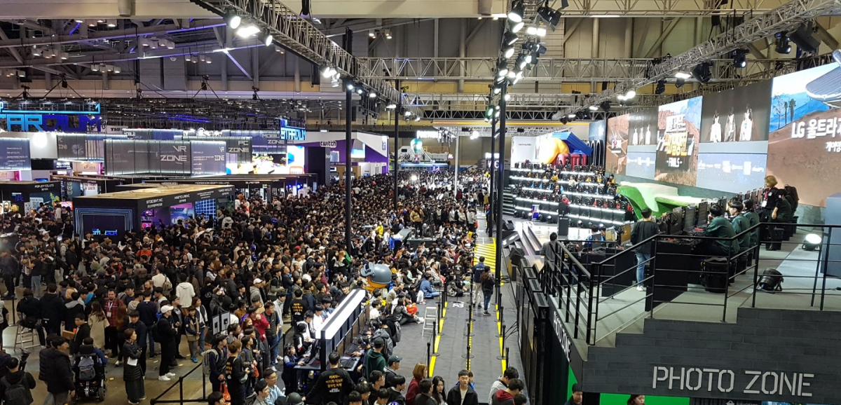 ▲카카오게임즈 부스에 관람객들이 모여 '카카오게임즈 배틀그라운드' 대회 중계를 관람하고 있다. (조성준 기자 tiatio@)