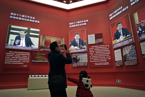 ▲중국 베이징 국립박물관에서15일(현지시간) 개혁개방 40주년 기념 전시회가 열리는 가운데 한 관객이 시진핑 국가주석 사진과 발언이 적힌 전시물을 스마트폰으로 촬영하고 있다. 베이징/AP뉴시스
