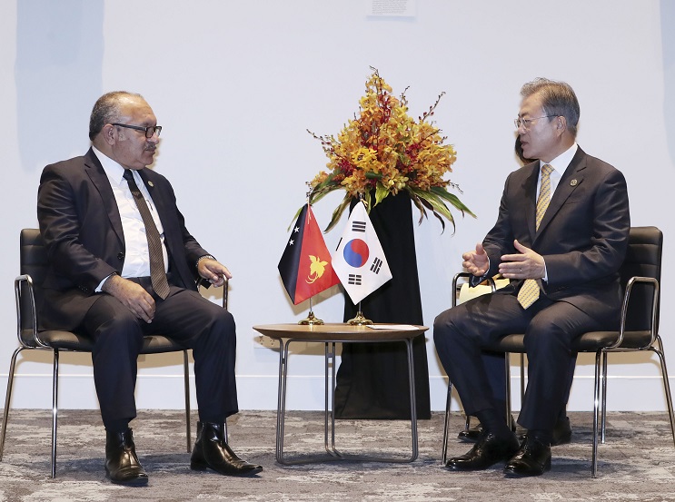 ▲아시아태평양경제협력체(APEC) 정상회의 참석차 파푸아뉴기니를 찾은 문재인 대통령이 17일 오전 포트모르즈비 APEC하우스에서 피터 오닐 파푸아뉴기니 총리를 만나 정상회담을 하고 있다.(포트모르즈비(파푸아뉴기니)/연합뉴스)