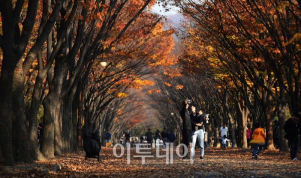 ▲인천시 남동구 인천대공원에서 산책하는 시민들의 모습. 오승현 기자 story@