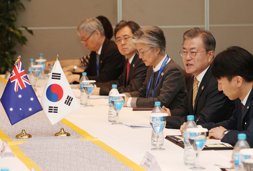 ▲APEC 정상회의에 참석한 문재인 대통령이 17일 오전 파푸아뉴기니 라구나 호텔에서 스콧 모리슨 호주 총리와 정상회담을 하고 있다.(파푸아뉴기니/연합뉴스)