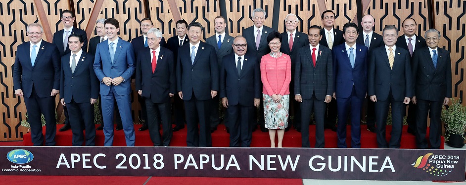 ▲아시아태평양경제협력체(APEC) 정상회의 참석차 파푸아뉴기니를 찾은 문재인 대통령이 17일 오후 포트모르즈비 APEC 하우스에서 열린 'APEC 지역 기업인 자문회의(ABAC)와의 대화'에 참석해 각국 정상과 기념촬영을 하고 있다.(파푸아뉴기니/연합뉴스)
