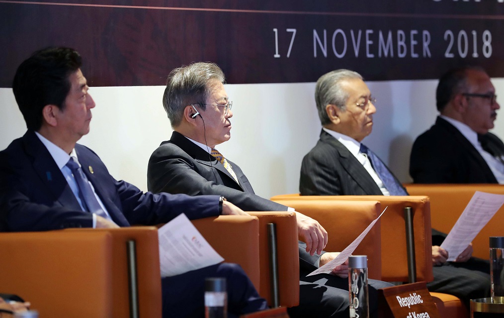 ▲아시아태평양경제협력체(APEC) 정상회의 참석차 파푸아뉴기니를 찾은 문재인 대통령을 비롯한 각국 정상들이 17일 오후 포트모르즈비 APEC 하우스에서 열린 'APEC 지역 기업인 자문회의(ABAC)와의 대화'에 참석해 현장 기업인들의 목소리를 듣고 있다.(파푸아뉴기니/연합뉴스)