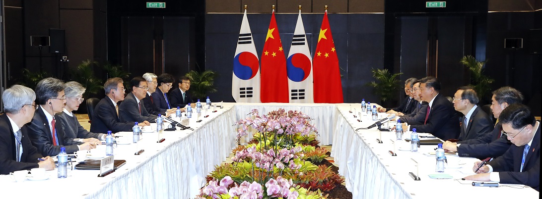 ▲아시아태평양경제협력체(APEC) 정상회의 참석차 파푸아뉴기니를 찾은 문재인 대통령이 17일 오후 포트모르즈비 시내 스탠리 호텔에서 시진핑(習近平) 중국 국가주석과 정상회담을 열고 있다.(파푸아뉴기니/연합뉴스)