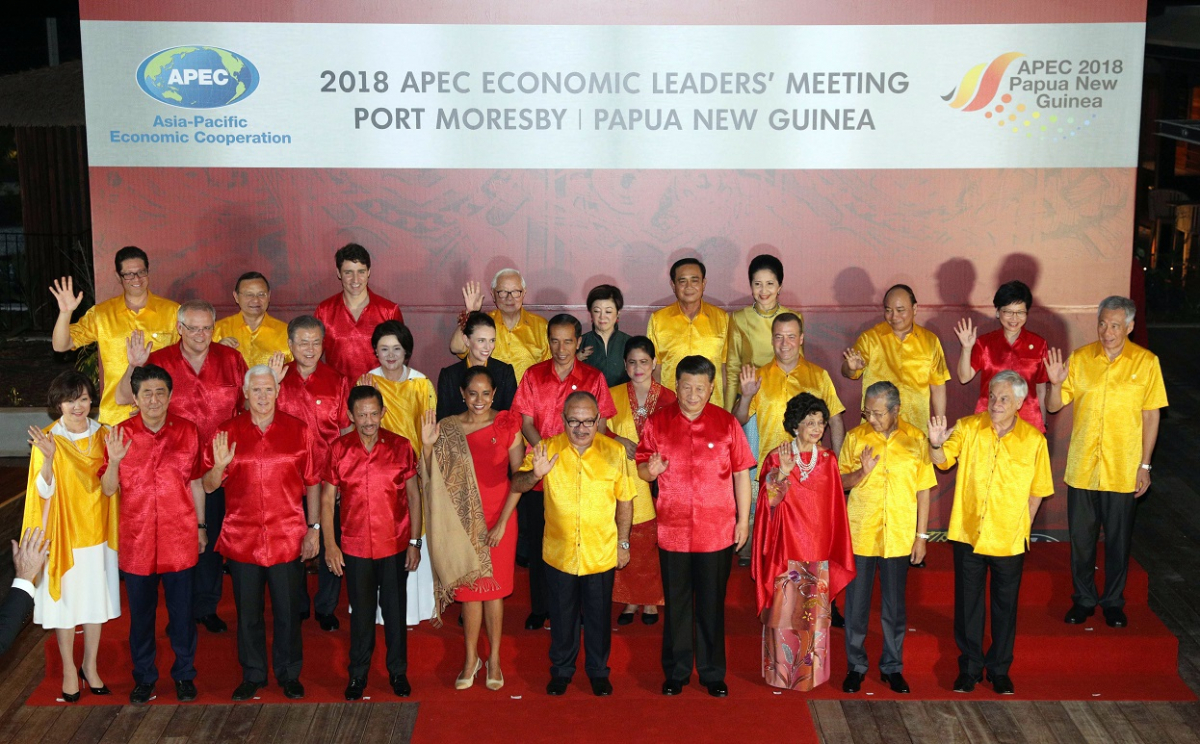 ▲아시아태평양경제협력체(APEC) 정상회의 참석차 파푸아뉴기니를 찾은 문재인 대통령과 부인 김정숙 여사가 17일 오후 포트모르즈비 힐튼호텔에서 열린 APEC 공식 환영 만찬에 각국 정상들과 함께 전통 의상을 입고 기념촬영을 하고 있다. 아래줄 왼쪽부터 일본 아베 신조 총리 내외, 미국 마이크 펜스 부통령, 브루나이 볼키아 국왕, 파푸아뉴기니 피터 오닐 총리, 중국 시진핑 국가주석, 말레이시아 마하티르 빈 호하마드 총리, 칠레 세바스티안 삐네라 대통령. 가운데 줄 왼쪽부터 멕시코 카를로스 베이커 경제부 대외무역차관, 문재인 대통령, 김정숙 여사, 뉴질랜드 재신더 아던 총리, 인도네시아 조코 위도도 대통령, 러시아 드미트리 메드베데프 총리, 베트남 응웬 쑤언 푹 총리, 홍콩 캐리 램 행정수반, 싱가포르 리 셴룽 총리. 윗줄 왼쪽부터 멕시코 카를로스 베이커 경제부 대외무역차관, 페루 네스토르 포폴리시오 외교부 장관, 캐나다 저스틴 트뤼도 총리, 대만 장 중머우 TSMC 전 회장, 태국 쁘라윳 짠오차 총리.(파푸아뉴기니/연합뉴스)